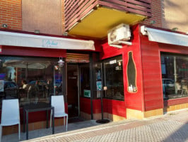 Debut Bar Restaurante inside