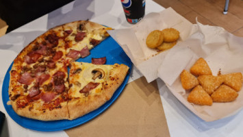 Domino's Pizza Mirakruz food