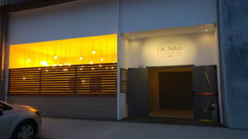 La Nau outside