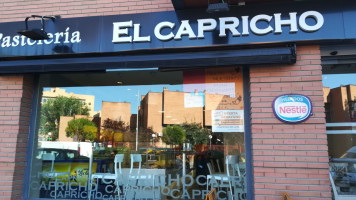 Cafeteria El Capricho outside