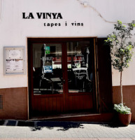 La Vinya outside