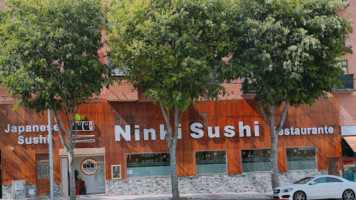 Ninki Sushi outside