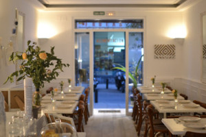 Moncalvillo Cafe Bistro inside