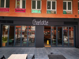 Charlotte Pizzeria inside