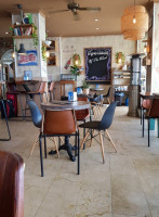 Grand Cafe De Kroon inside