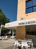 Taberna La Antigua outside