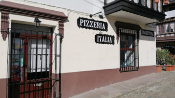 Pizzeria Italia outside