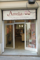 Amelia Bakery outside