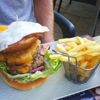 Dockers Hangout Hamburger food