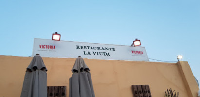 La Viuda outside