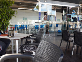Hipopotamo Autolavado Cafe inside