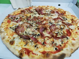 Pizza Via Santa Maria food