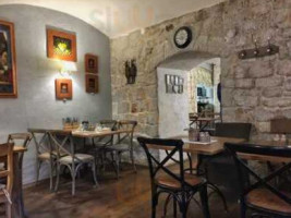 The Rose Garden Dentro