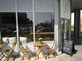 Roots Fresh Food Bistro Dentro