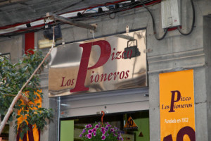 Pizco Los Pioneros outside