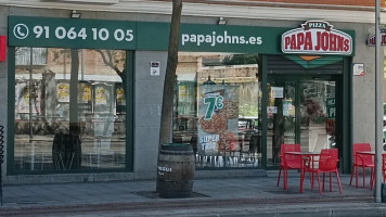 Papa John's Pizza General Ricardos inside