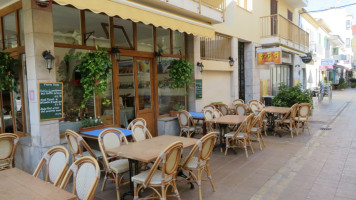 Trattoria De Razza inside