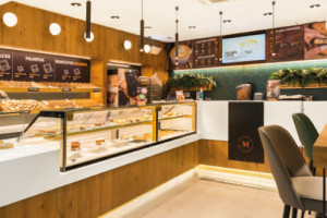 Manolo Bakes Carrefour Alcobendas outside