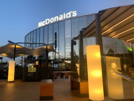 Mcdonald's Equinoccio outside