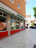 Solo Pizza outside