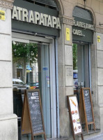 Atrapatapa De Tapas outside