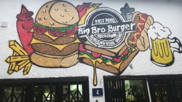 Big Bro Burger food