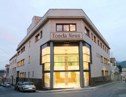 Fonda Neus outside