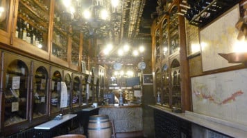 Bodega Cigaleña inside