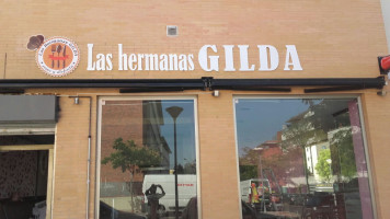 Las Hermanas Gilda inside