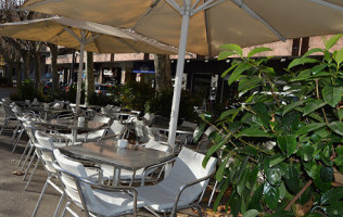 Cal Roig Granja Cafeteria inside