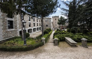 Parador De Avila. Piedras Albas outside