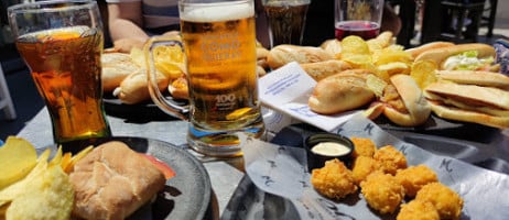 100 Montaditos Muelle Uno food