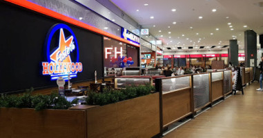 Foster’s Hollywood Sambil Outlet inside