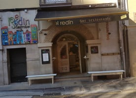 El Redin outside