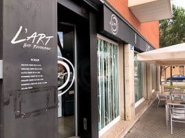 L'art Cafe outside