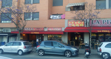 La Pizza outside