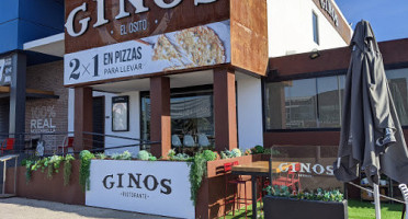 Ginos El Osito outside