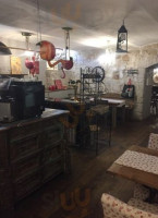 The Rose Garden Dentro