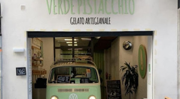 Verde Pistacchio outside