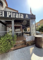 El Pirata outside