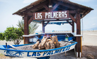 Las Acacias outside
