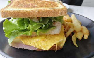 Cafeteria Altapeña Station, Gasoline Station And food