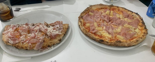 Pizzería L’ Italiano food