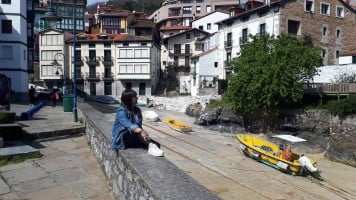 Mundaka Hostel Sports Cafe outside