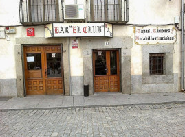 El Club outside