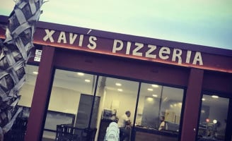 Xavi's Pizzeria outside