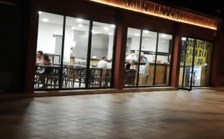 Xavi's Pizzeria outside