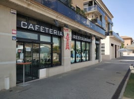 Sant Jordi outside