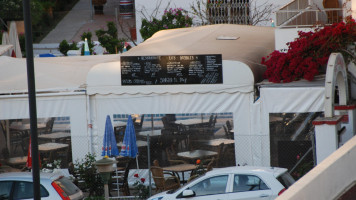Los Rosales outside