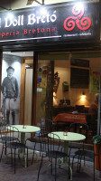 El Doll Bretó outside